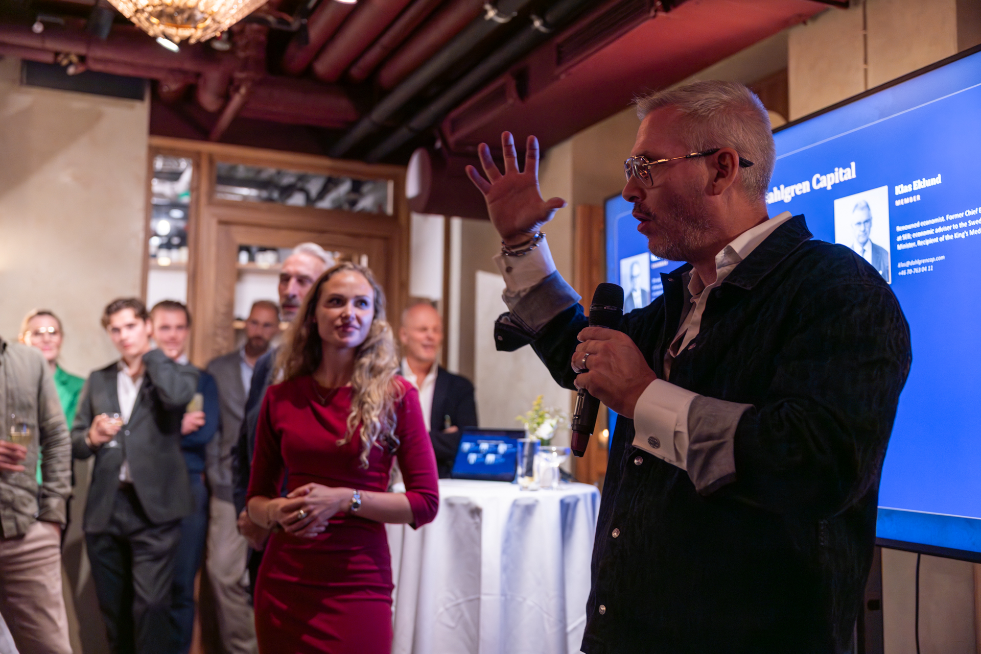 Peter Dahlgren on stage in front of the Dahlgren Capital presentation.